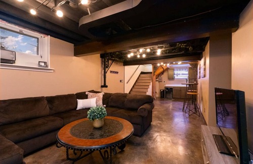 Great Falls House | Half Acre/Fenced Yard | Near Airport | Fire Pit| Pets Allowed