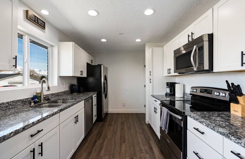 Riverton House | Half Acre Home + Mountain Viewsn + Pac-Man
