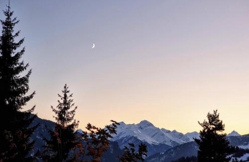 Laax Apartment | Half chalet with garden & balcony - 2' to Ski bus