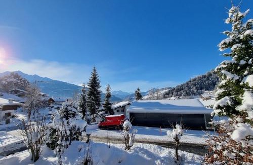 Laax Apartment | Half chalet with garden & balcony - 2' to Ski bus