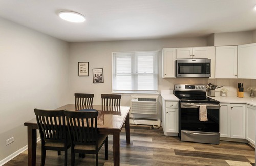Libertyville Apartment | Half Mile to Downtown