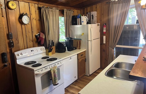 Minden Hills Cottage | Haliburton Lakefront Sleeps 8 + 7 Boats Included + 2 Swim Rafts & 2 King Beds