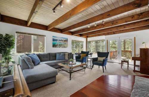 Tahoe Village House | Hall Court Manor - Hot tub Pet Friendly Pool Table