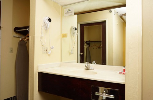 Harvey Hotel | Halsted Inn and Suites Harvey - Chicago Southland
