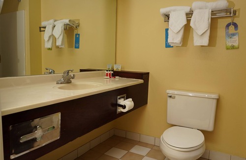 Harvey Hotel | Halsted Inn and Suites Harvey - Chicago Southland