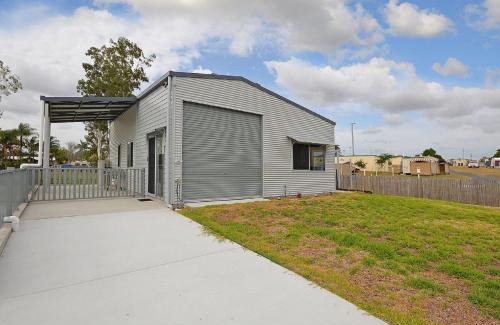 Traviston House | Hami's Retreat - Burrum Heads- Close to Boatramp -2BR - Aircon