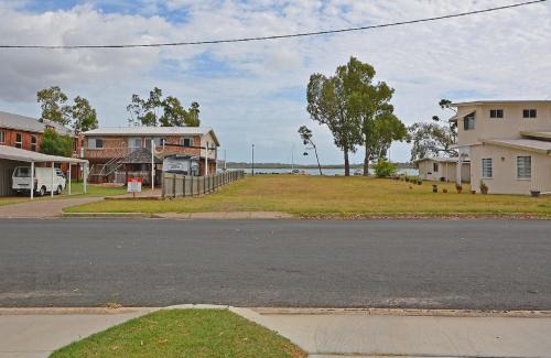 Traviston House | Hami's Retreat - Burrum Heads- Close to Boatramp -2BR - Aircon