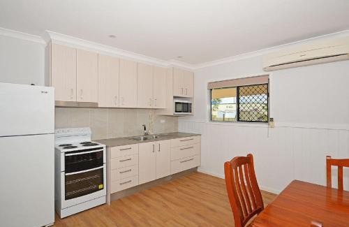 Traviston House | Hami's Retreat - Burrum Heads- Close to Boatramp -2BR - Aircon