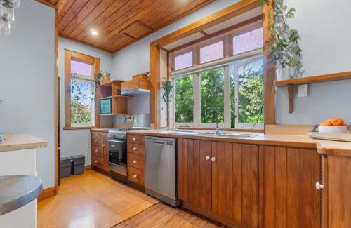 Hamilton East House | Hamilton Hideaway - Close to Town