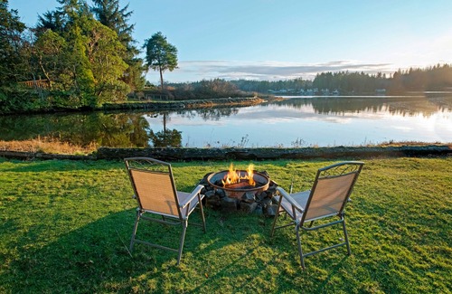 Agate House | Hammersley Inlet Beach House- low bank waterfront!