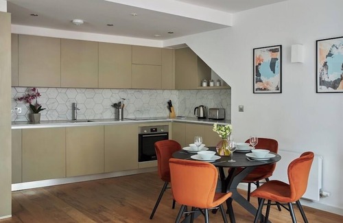 Hammersmith Broadway Apartment | Hammersmith Mews 2 Bedroom | Spacious Apartment w/Dining, Near River Thames