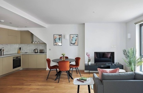 Hammersmith Broadway Apartment | Hammersmith Mews 2 Bedroom | Spacious Apartment w/Dining, Near River Thames