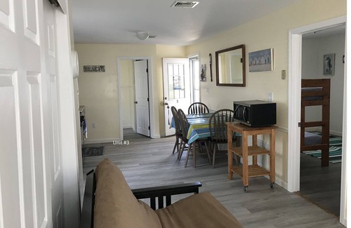 Hampton House | Hampton Beach - Air Conditioned 2 Bedroom Wicked Clean Cottage - Sleeps 6 - 8