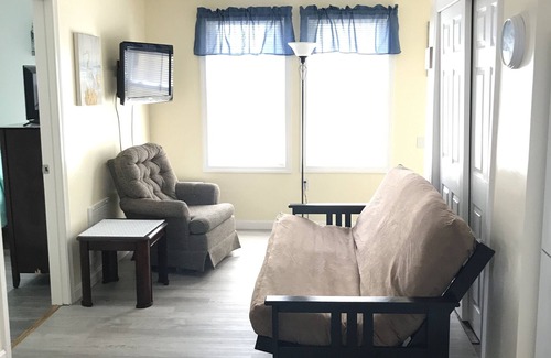Hampton House | Hampton Beach - Air Conditioned 2 Bedroom Wicked Clean Cottage - Sleeps 6 - 8