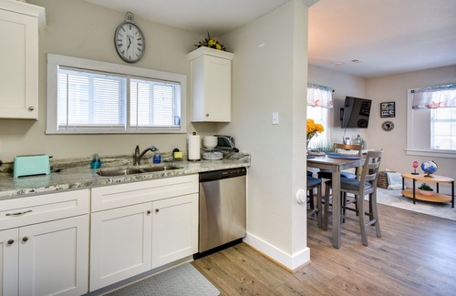 Buckroe Beach Cottage | Hampton Home w/Grill < 1 Mi to Beach!