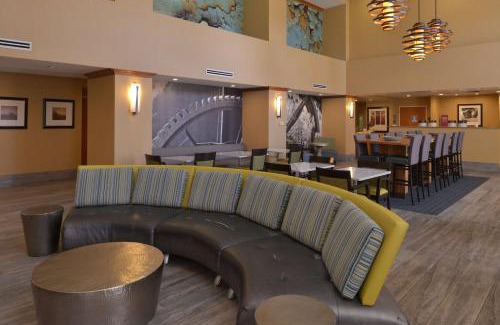 Greenacres Hotel | Hampton Inn and Suites Bakersfield North-Airport