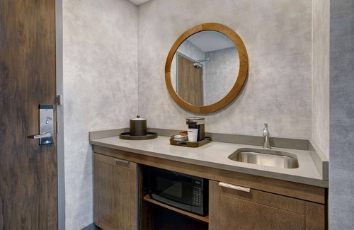 Township of Woolwich Hotel | Hampton Inn & Suites by Hilton Waterloo St. Jacobs