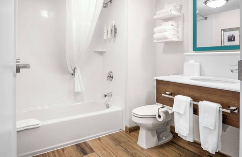 Alpine Center Hotel | Hampton Inn Grand Rapids-North