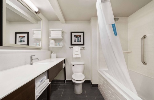 Touro Hotel | Hampton Inn New Orleans-St. Charles Ave./Garden District