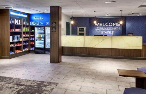 Newark Hotel | Hampton Inn Newark Airport