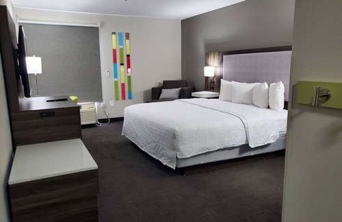 Olathe Hotel | Hampton Inn Olathe