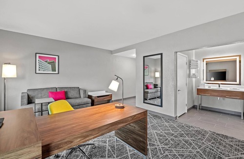 West Omaha Hotel | Hampton Inn Omaha/West Dodge Road (Old Mill)