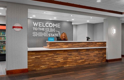Lake Mary Hotel | Hampton Inn & Suites at Lake Mary Colonial Townpark