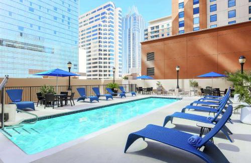 Waller Creek District Hotel | Hampton Inn & Suites Austin - Downtown