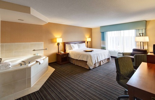 Northeast Mississauga Hotel | Hampton Inn & Suites by Hilton Toronto Airport
