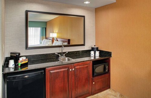 Northeast Mississauga Hotel | Hampton Inn & Suites by Hilton Toronto Airport
