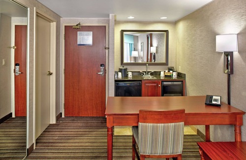Northeast Mississauga Hotel | Hampton Inn & Suites by Hilton Toronto Airport