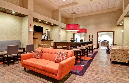 Red Deer Hotel | Hampton Inn & Suites by Hilton Red Deer