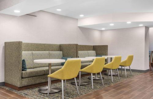 Church and Wellesley Hotel | Hampton Inn & Suites by Hilton Toronto Downtown