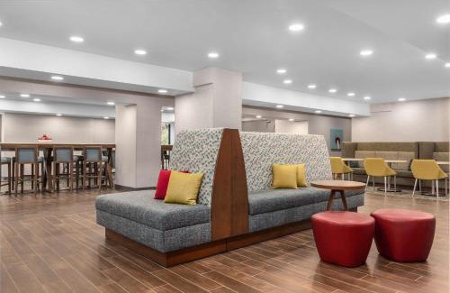Church and Wellesley Hotel | Hampton Inn & Suites by Hilton Toronto Downtown