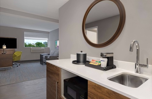 Church and Wellesley Hotel | Hampton Inn & Suites by Hilton Toronto Downtown