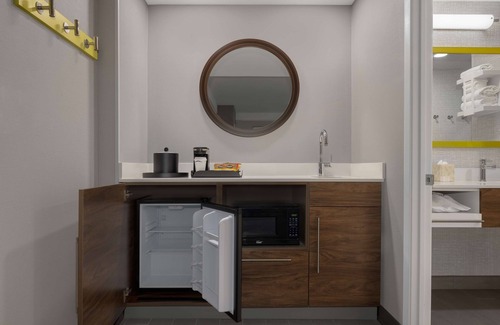 Church and Wellesley Hotel | Hampton Inn & Suites by Hilton Toronto Downtown