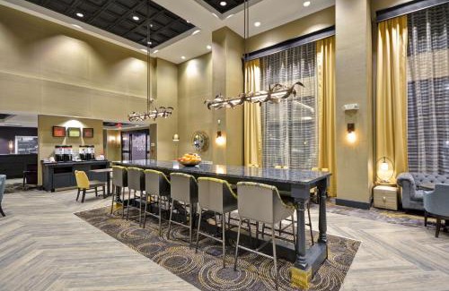 Warren Hotel | Hampton Inn & Suites Detroit/Warren