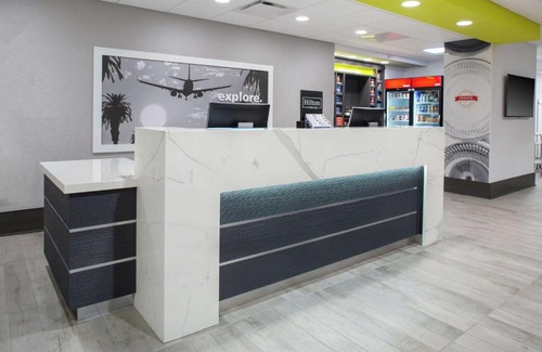 Airport Area Hotel | Hampton Inn & Suites Irvine/Orange County Airport