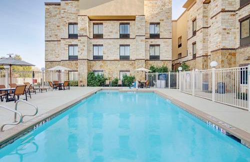 South Arlington Hotel | Hampton Inn & Suites - Mansfield