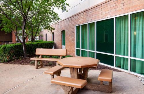 St. Louis Hotel | Hampton Inn & Suites St. Louis at Forest Park