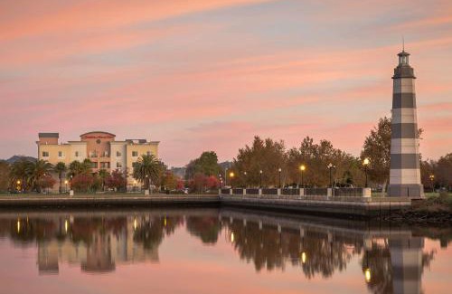 Fairfield Hotel | Hampton Inn & Suites Suisun City Waterfront