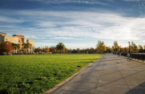 Fairfield Hotel | Hampton Inn & Suites Suisun City Waterfront