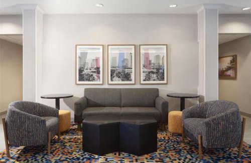 Bearss Plaza Hotel | Hampton Inn & Suites Tampa-North