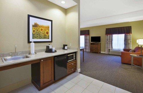 Greenwich Hotel | Hampton Inn & Suites Wichita Northeast