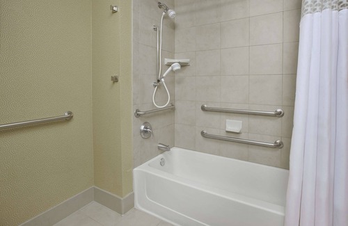 Greenwich Hotel | Hampton Inn & Suites Wichita Northeast