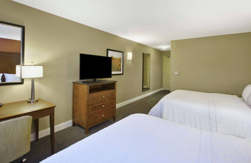 Greenwich Hotel | Hampton Inn & Suites Wichita Northeast