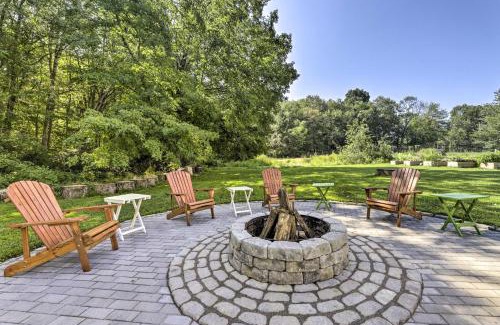 Hampton Hill Historic District House | Hampton Quiet Corner Cottage with Fireplace and Yard