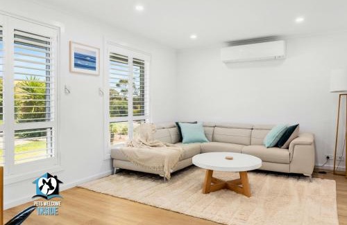 Encounter Bay House | Hampton's Style Holiday Retreat - close to the beach!