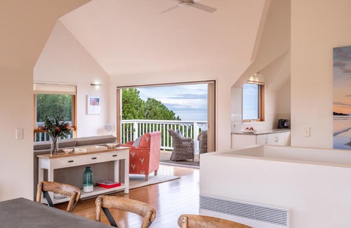 Coles Bay House | Hamptons Hideaway - Freycinet Holiday Houses