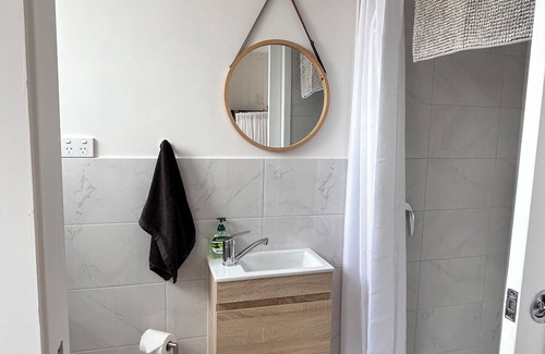 Strathalbyn Apartment | Hamptons style, studio retreat with light continental breakfast included